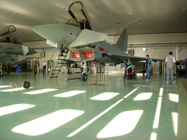 Fotografia di un pavimento industriale per il settore aeronautico: dettaglio di un hangar con un veivolo militare