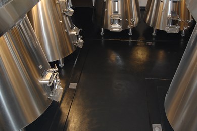 Fotografia in dettaglio di una pavimentazione industriale di una cantina vinicola
