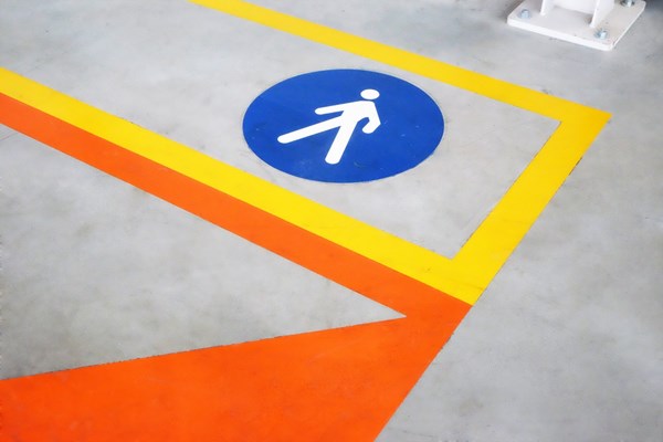 Fotografia di un dettaglio del pavimento con segnaletica orizzontale di un'azienda logistica