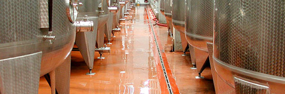 Fotografia in dettaglio di una pavimentazione industriale di una cantina vinicola